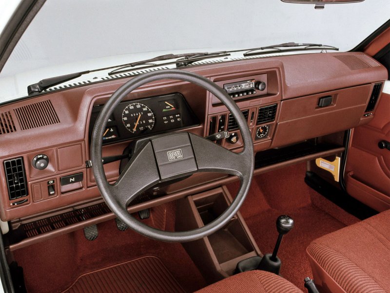 Opel Kadett, 1982 салон