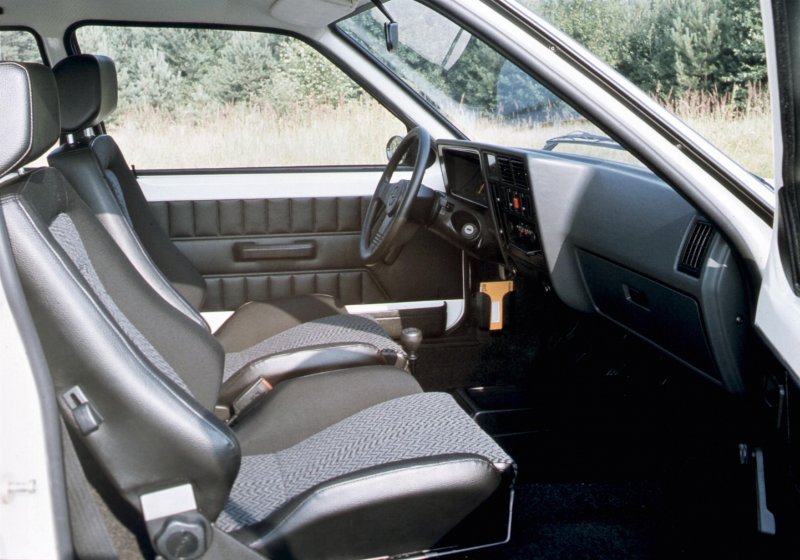 Opel Kadett, 1982 салон