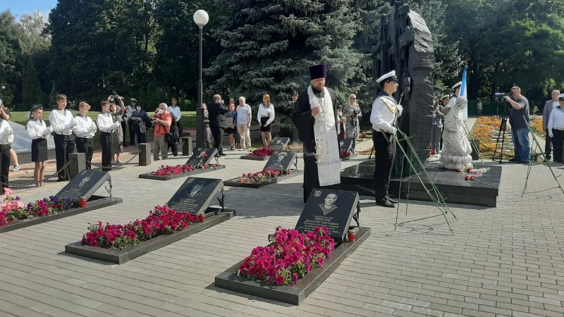 Курск памятник морякам-подводникам АПРК Курск цветы мемориал павших