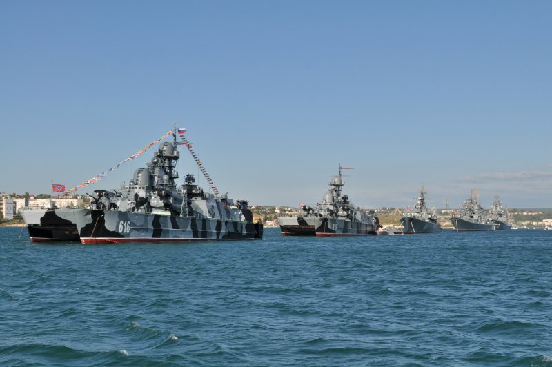 Военные корабли на рейде Севастополь