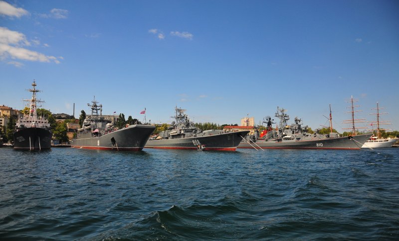 Ночной морской порт Новороссийск