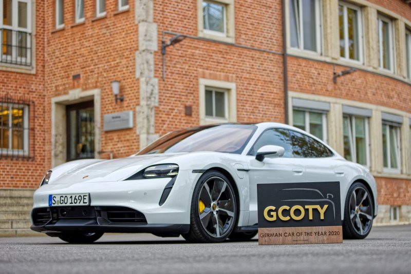 Машина Porsche Taycan