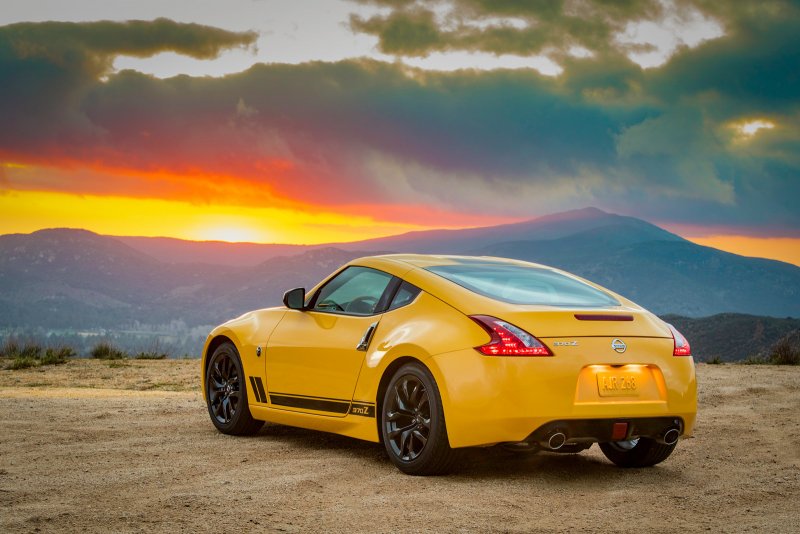 Nissan 370z желтый