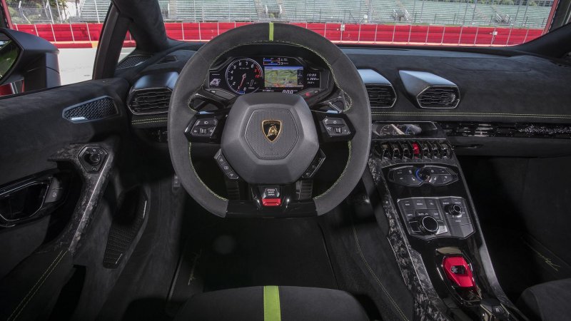 Салон Lamborghini Huracan Performante