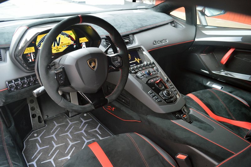 Lamborghini Aventador 2020 салон