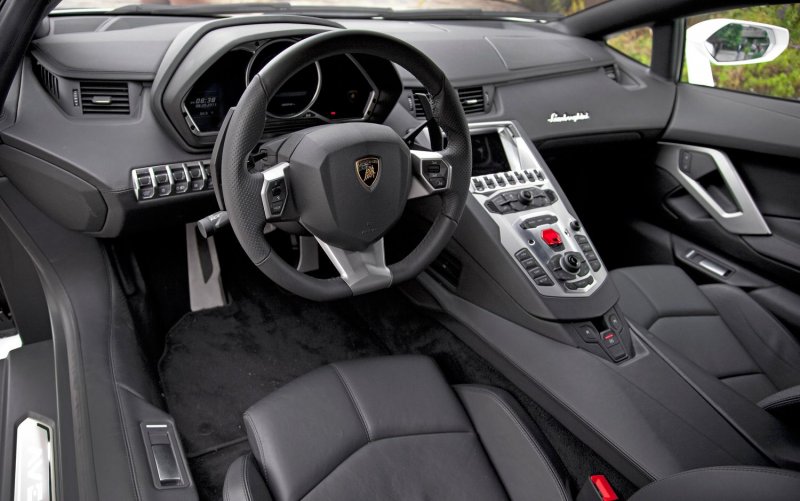 Lamborghini Aventador s салон