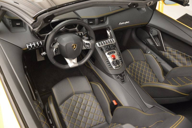 Lamborghini Aventador s салон
