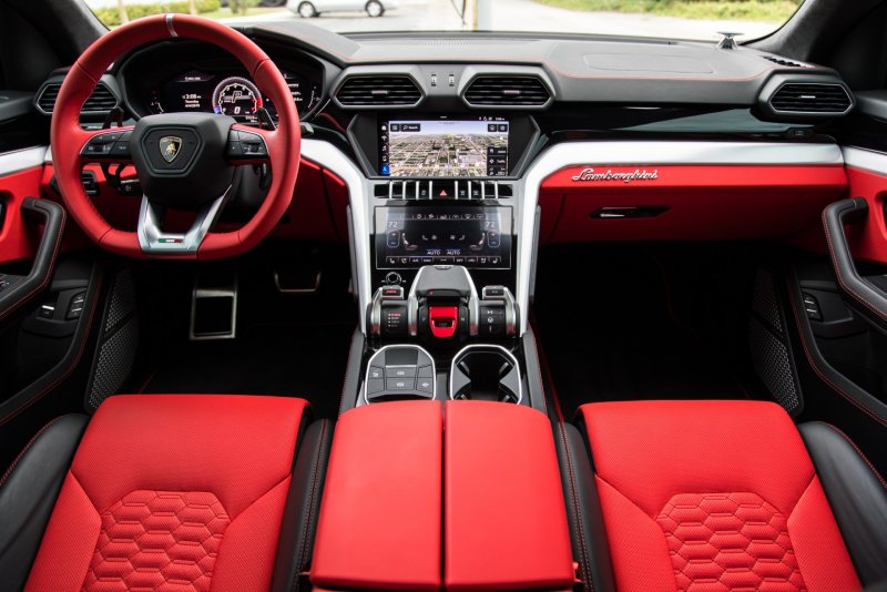 Lamborghini Urus красный салон