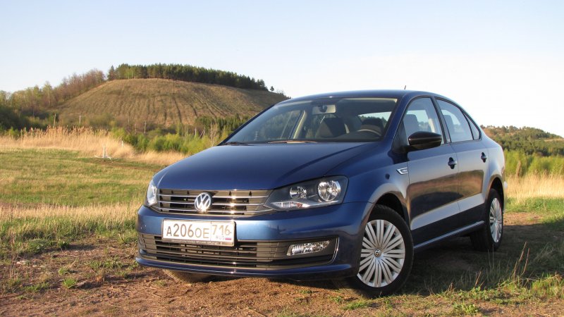 VW Polo sedan синий