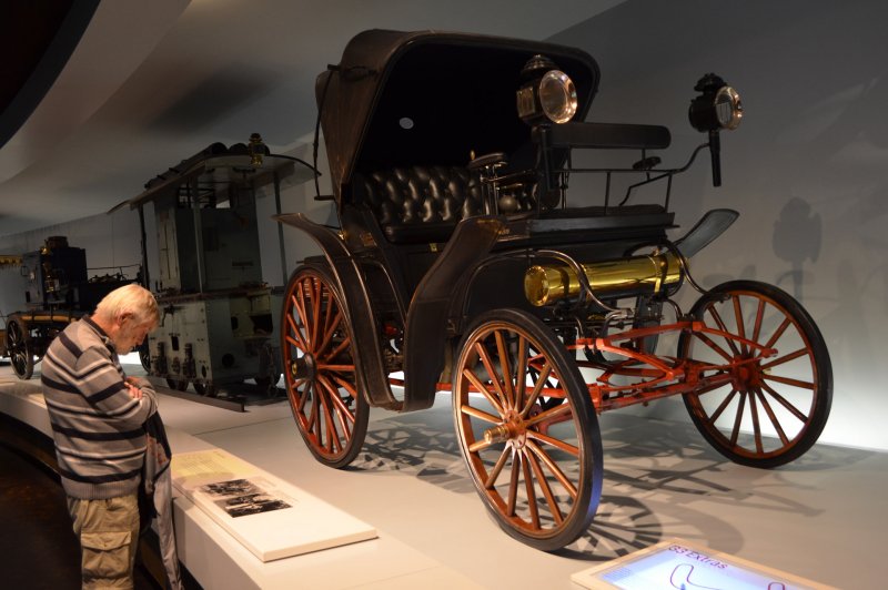 Первый автомобиль 1885 Карл Бенц