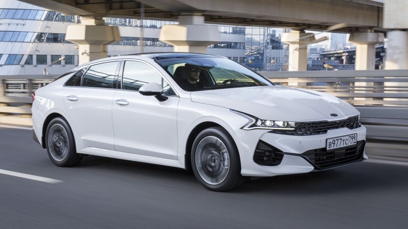 Белая Kia k5 арт