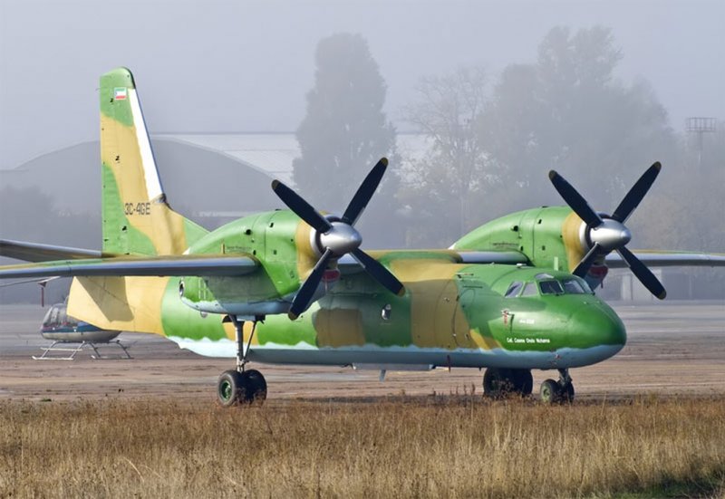 АН-32 военно-транспортный самолёт