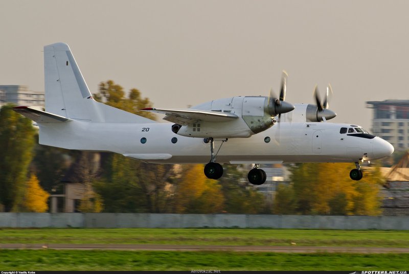 АН-32 военно-транспортный самолёт