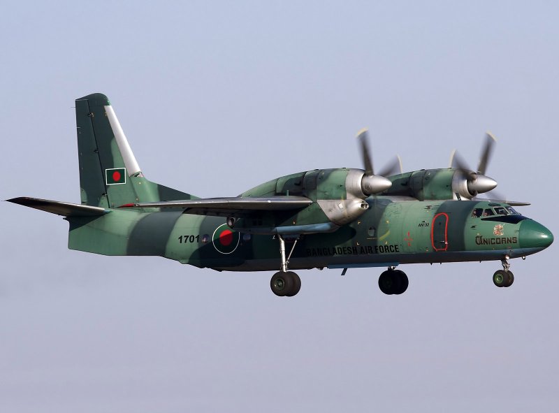 АН-32 военно-транспортный самолёт