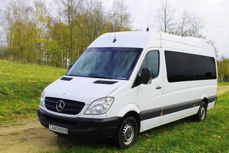 Микроавтобус Мерседес Спринтер белый