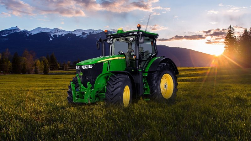 John Deere трактора в поле