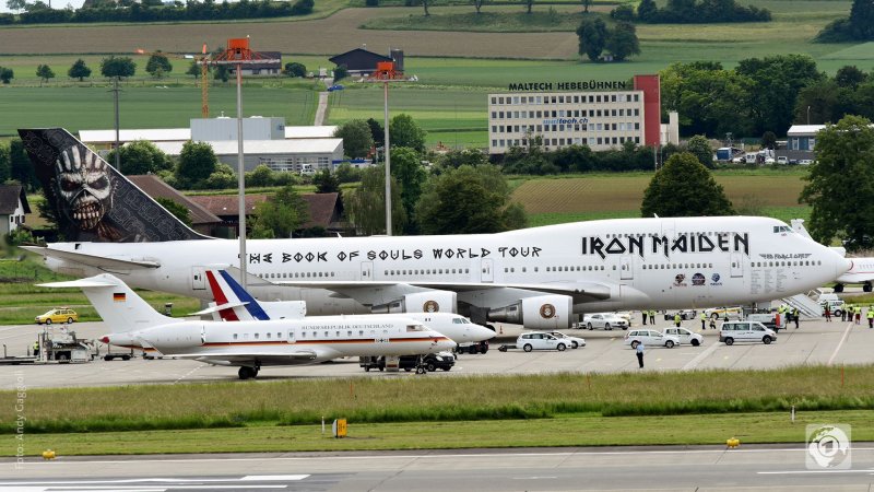 Самолёт Iron Maiden и Меркель