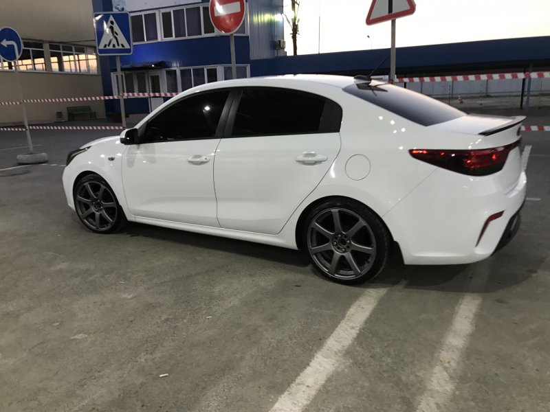 Kia Rio 4 белая на 17 колесах
