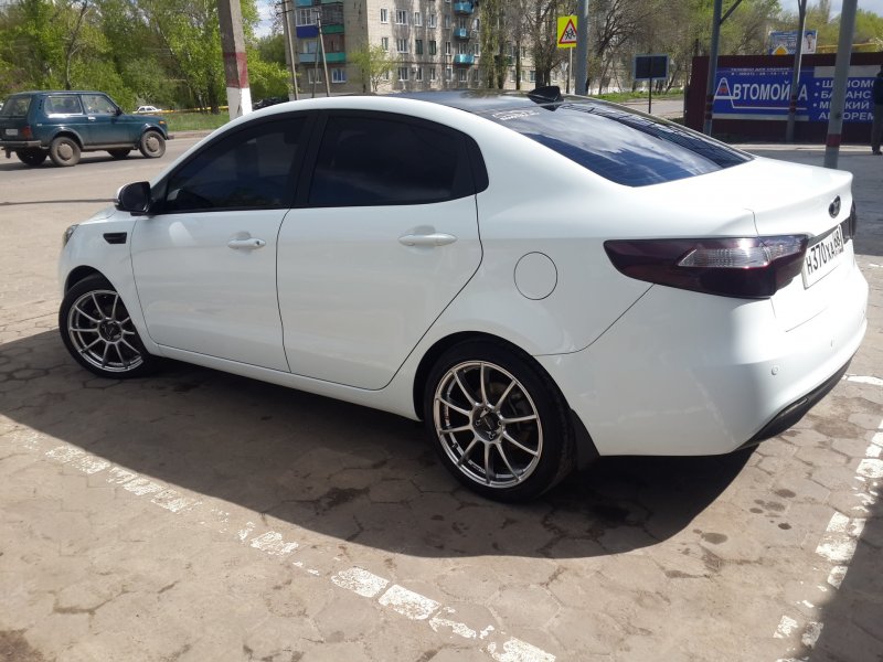 Белая Киа Рио 3 r17