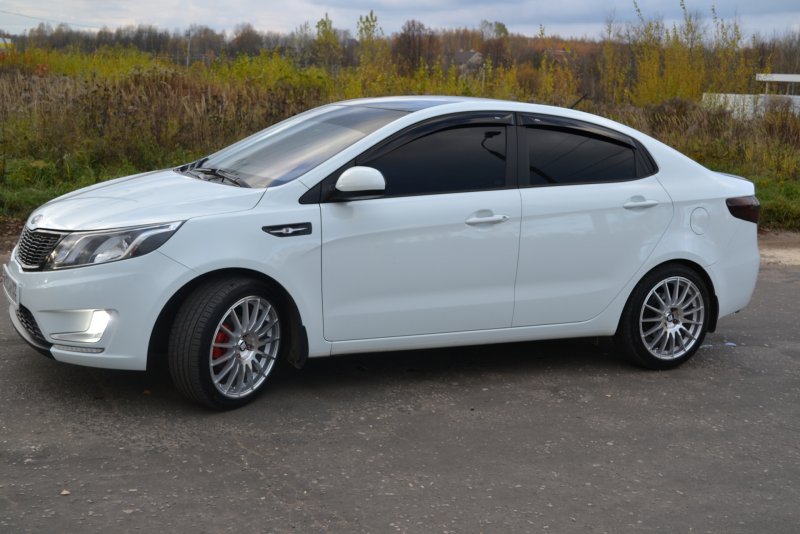 White Kia Rio r16