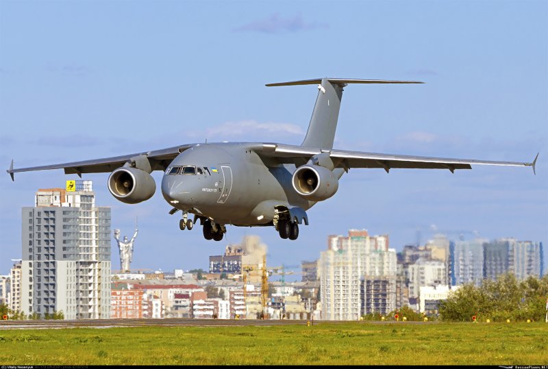 Самолет Чебурашка АН 72