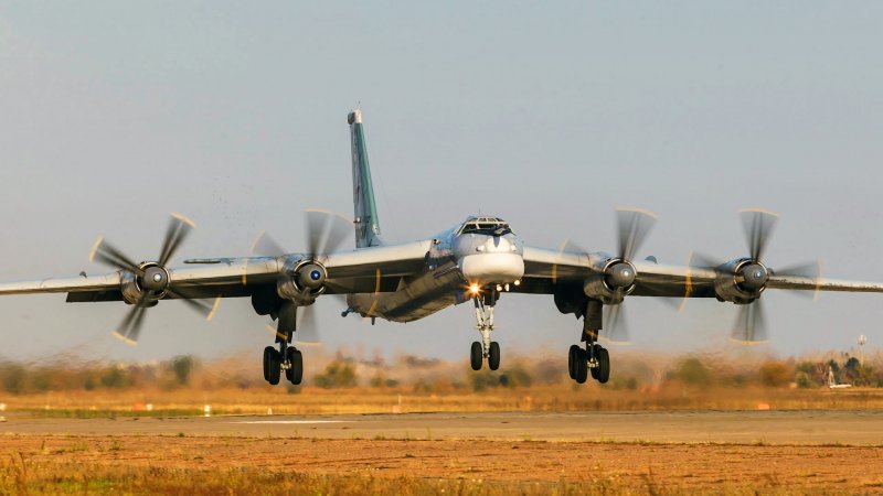 Стратегический бомбардировщик ту-95мс