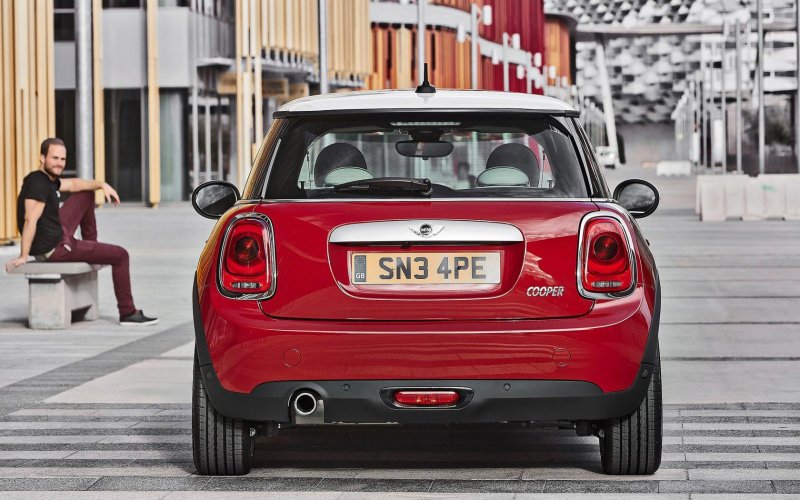 Mini Cooper 2020 сзади