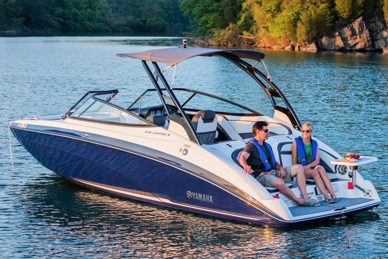 Катер Yamaha 242