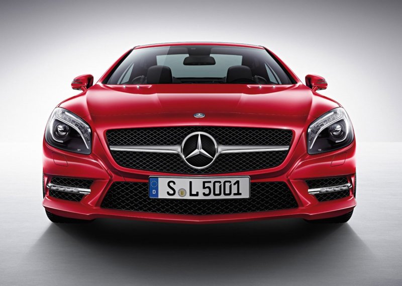 Красный Мерседес Benz