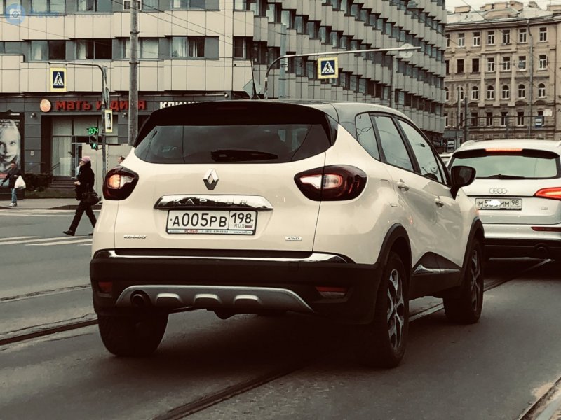 Renault Captur молочного цвета
