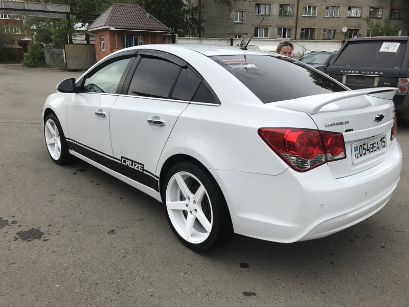 Шевроле Круз седан белый r19
