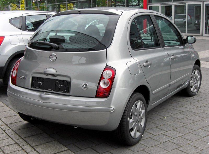 Nissan Micra красный
