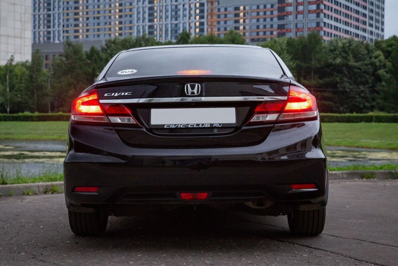 Honda Civic 9 черный фото сзади