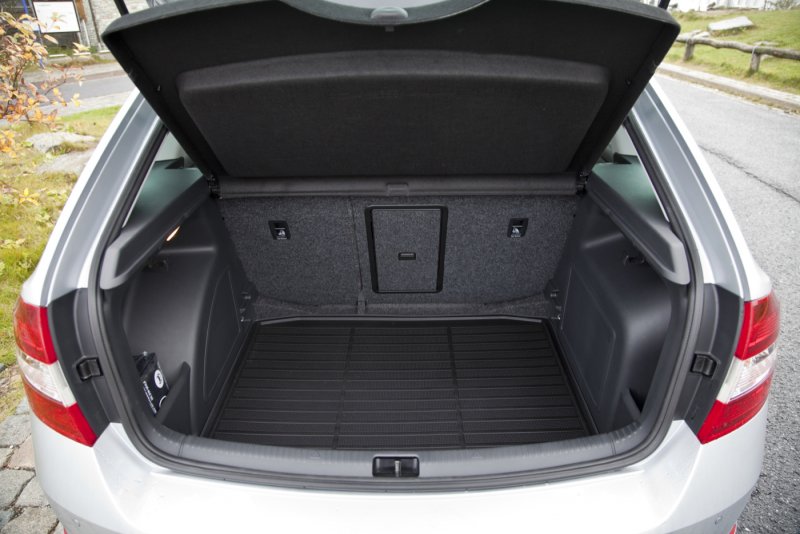 Škoda Rapid 2018 багажник