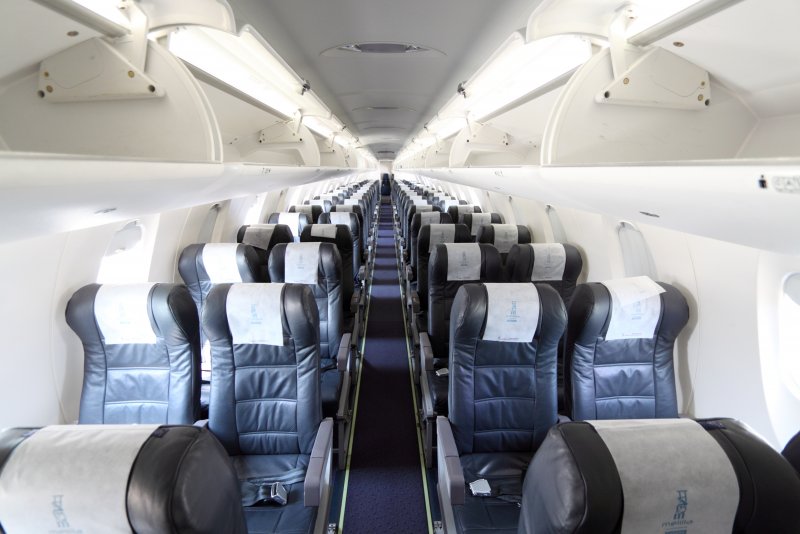 Самолет Bombardier CRJ-100/200 салон