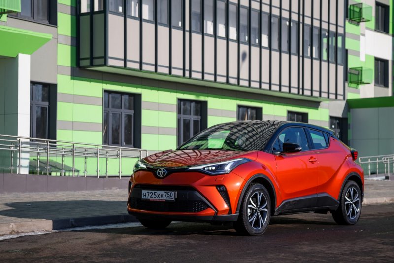 Toyota HRV оранжевый с черной крышей
