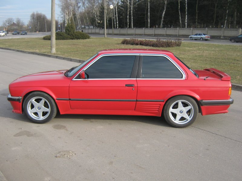 BMW e30 купе красный
