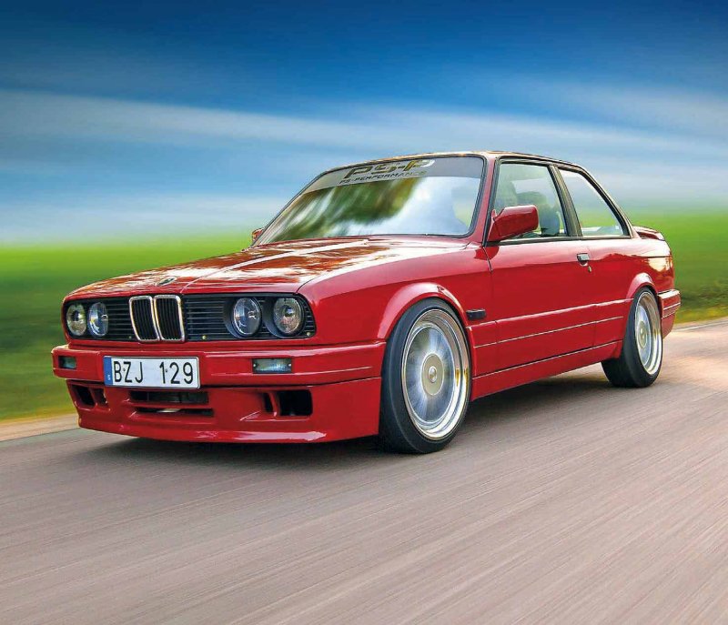 BMW e30 купе красный