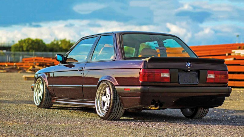 BMW e30 купе сбоку