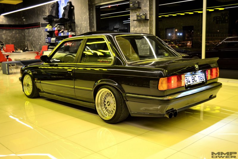 BMW e30 черная седан