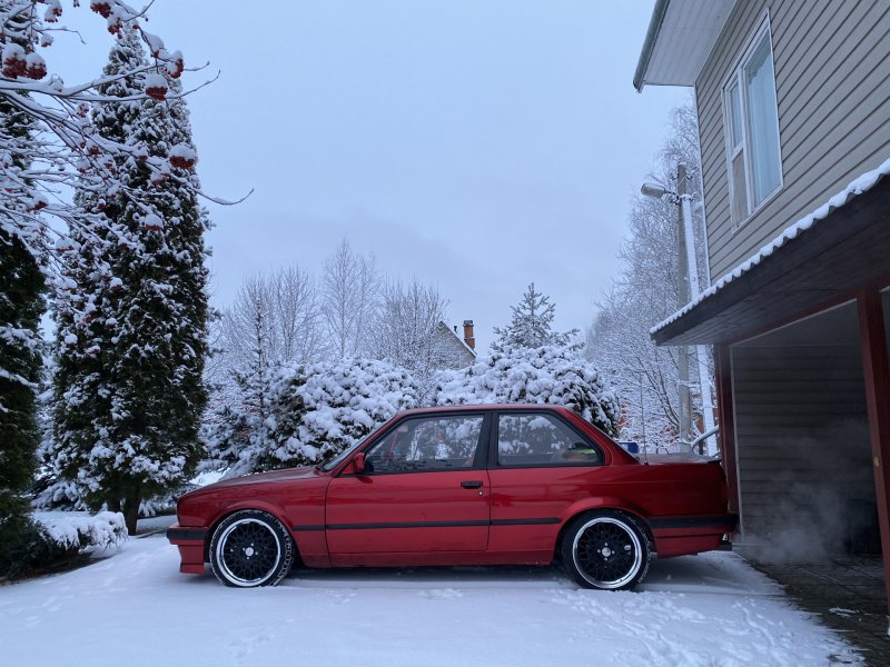 BMW e30 купе 1989 года красная