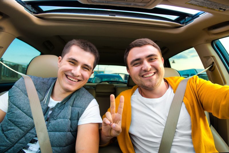 С другом в авто