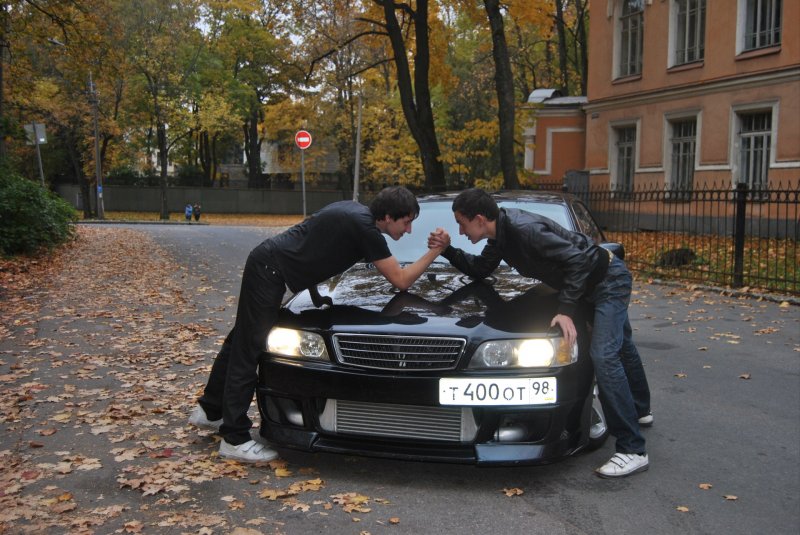 Пацан возле машины