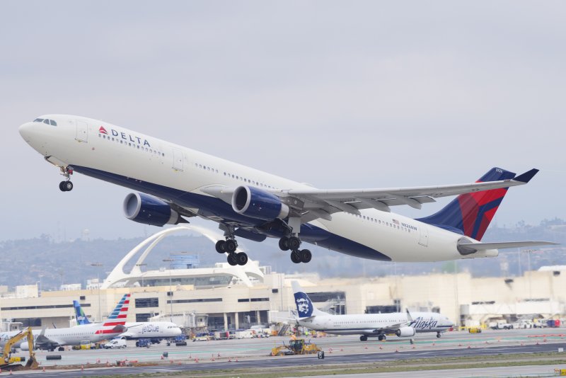 Человек у самолета Airbus a320