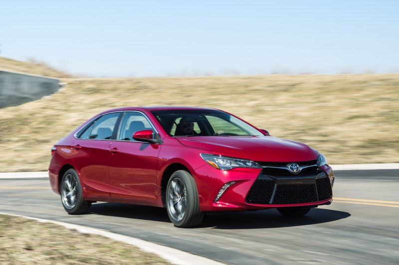 Toyota Camry 2017 красный