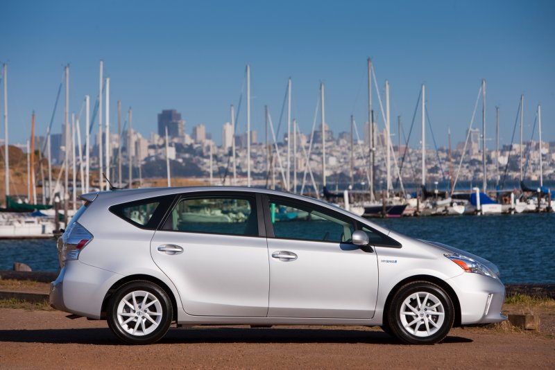 Toyota Prius v 2012