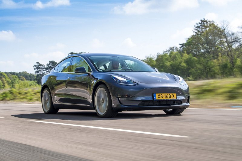Машина Tesla model 3