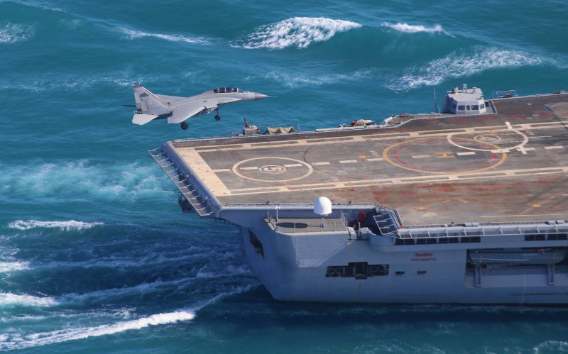 USS Nimitz CVN-68 ночные огни