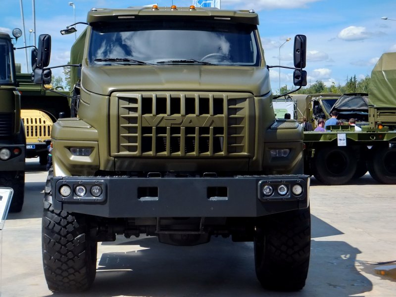 Самосвал Урал 63704 военный