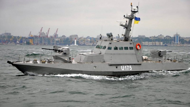 Корабль плывет в черном море